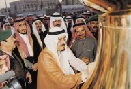 King Fahd signs on the last crescent of the last minaret in the expansion of the Prophet's Mosque Click to view high resolution version